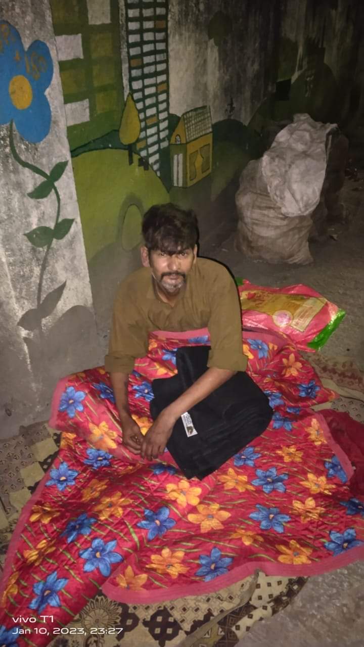 Distribution of blankets for homeless